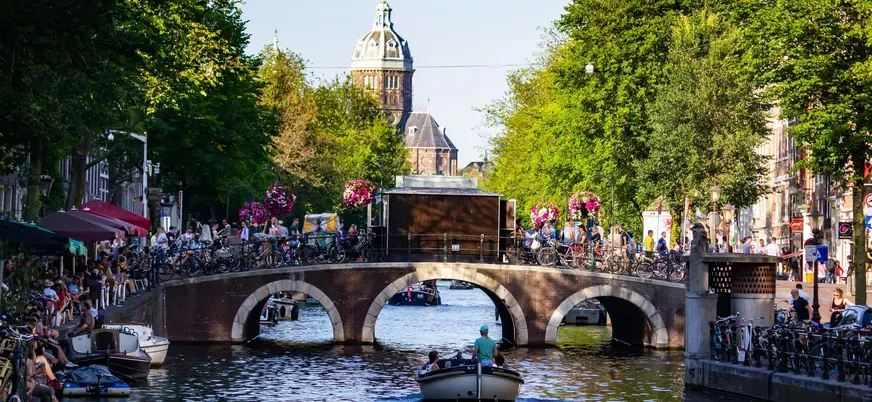 Puente histórico sobre un canal en Ámsterdam, 