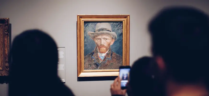 Visitantes observan el autorretrato de Van Gogh en el museo de Ámsterdam