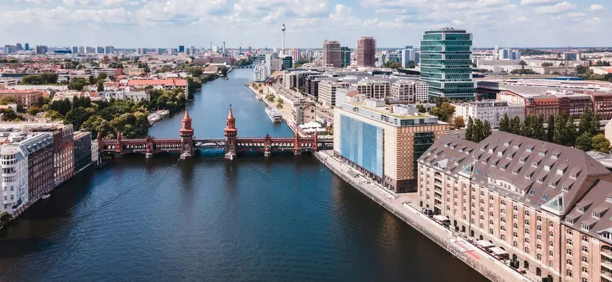 Vista aérea del río Spree con el icónico Puente de Oberbaum en Berlín