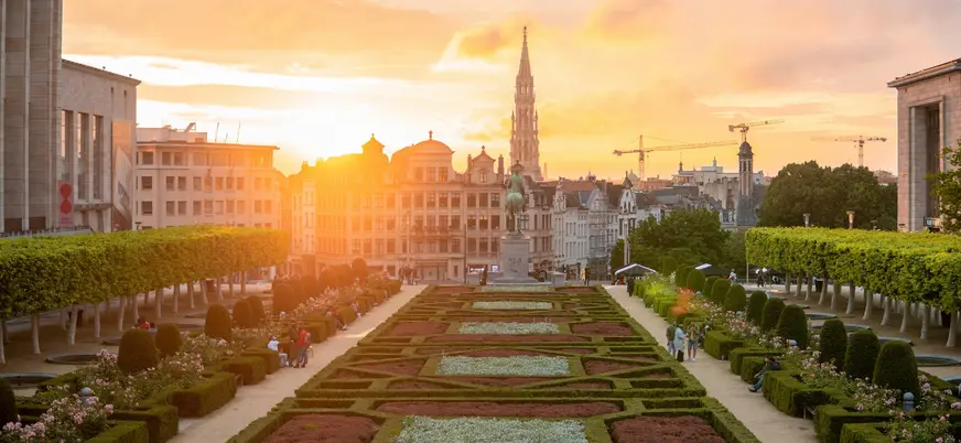 Vista del jardín Mont des Arts en Bruselas al atardecer.