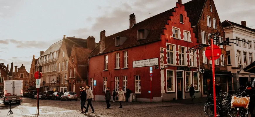 Vista de casas históricas de ladrillo rojo en una calle de Brujas, Bélgica.