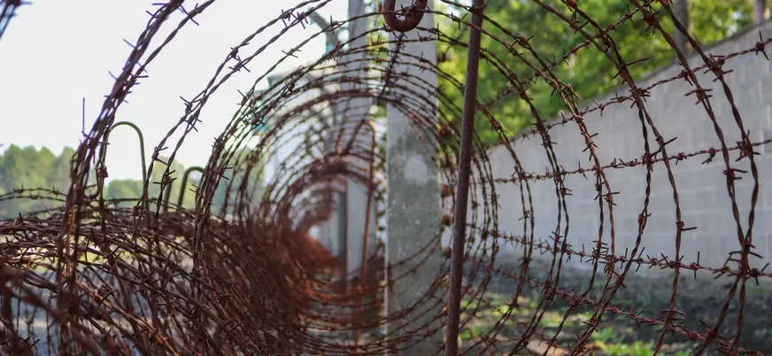 Detalle del alambre de espino, campo de concentración de Auschwitz