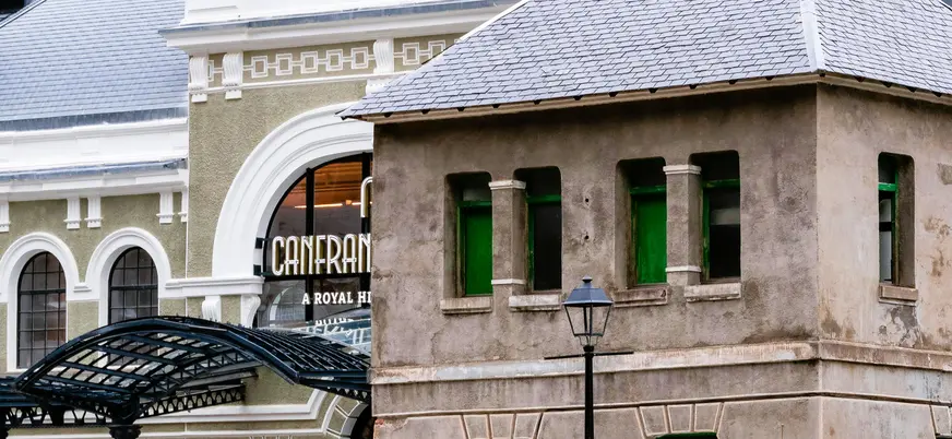 Edificios de la Estación Internacional de Canfranc y el Canfranc A Royal Hideaway Hotel, contrastando estilos arquitectónicos