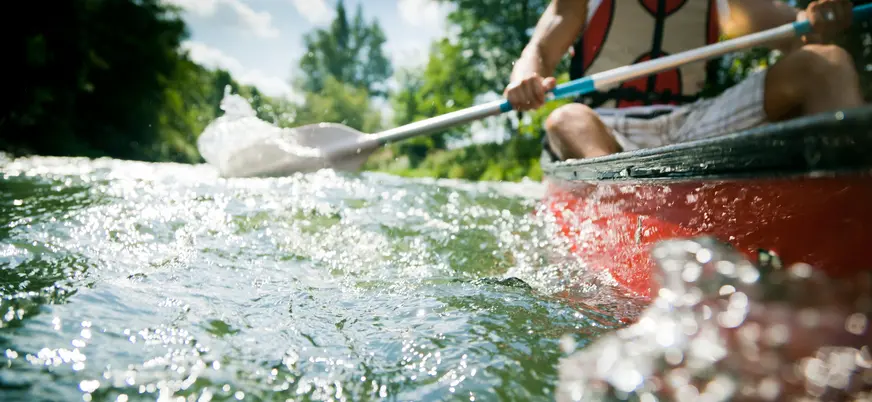 Primer plano de persona remando en el río Sella en Ribadesella, Asturias