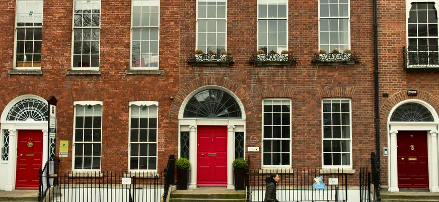 Fachada de estilo georgiano en Dublín, Irlanda.