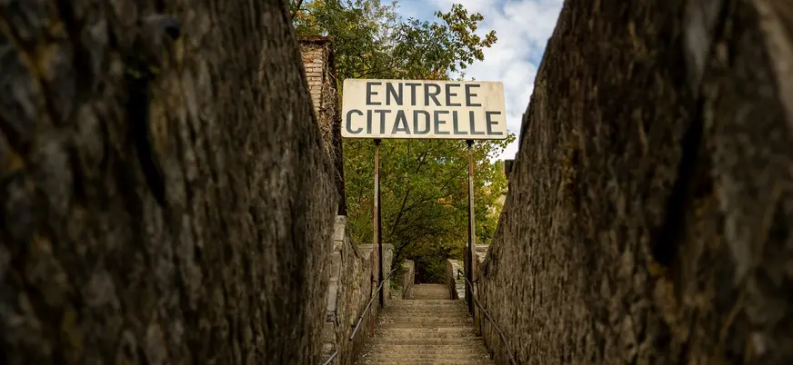Escalera que conduce a la entrada de la Ciudadela de Dinant, Bélgica