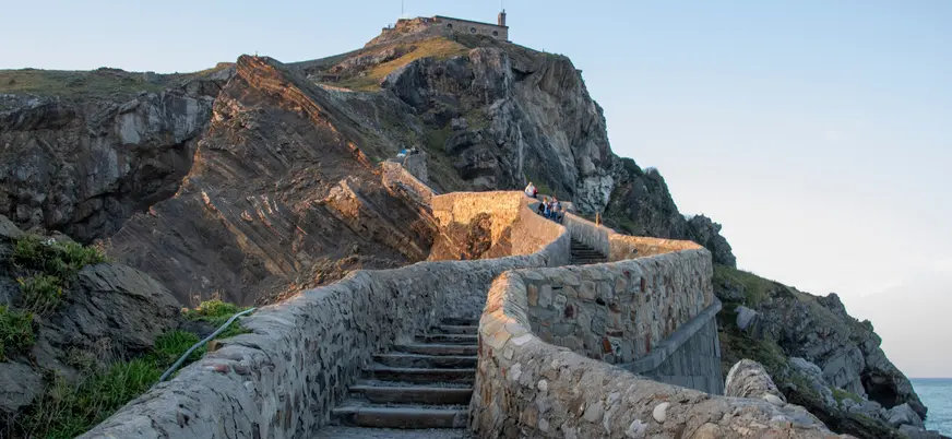 Escaleras de piedra serpenteando hacia la ermita en lo alto de San Juan de Gaztelugatxe, junto al mar.