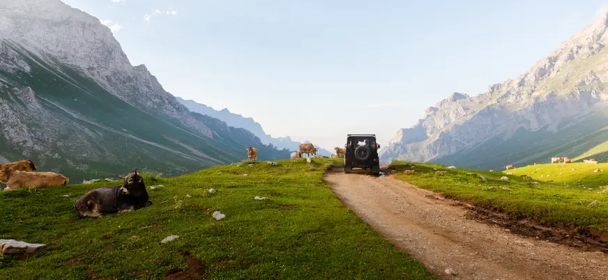 Coche 4x4 en ruta por los Picos de Europa