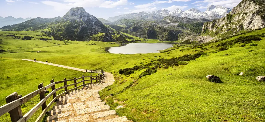 Sendero hacia el lago Ercina en los Picos de Europa, Asturias