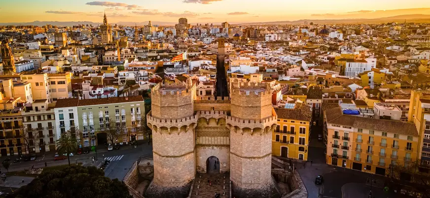 Vista aérea de las Torres de Serranos y el centro de Valencia al atardecer