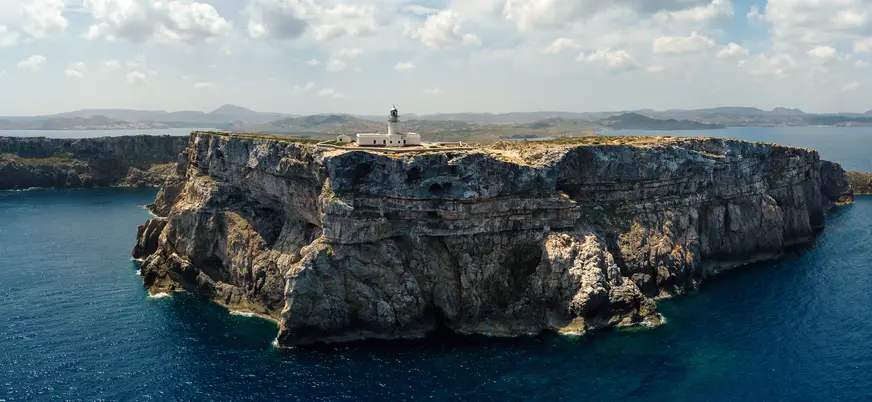 Faro de Cavalleria sobre el acantilado en el norte de Menorca