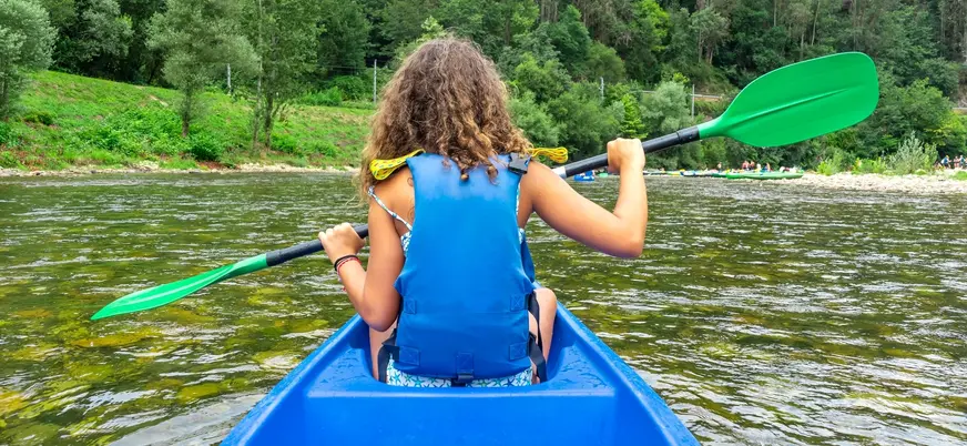 Niña remando durante el descenso del río Sella, Asturias
