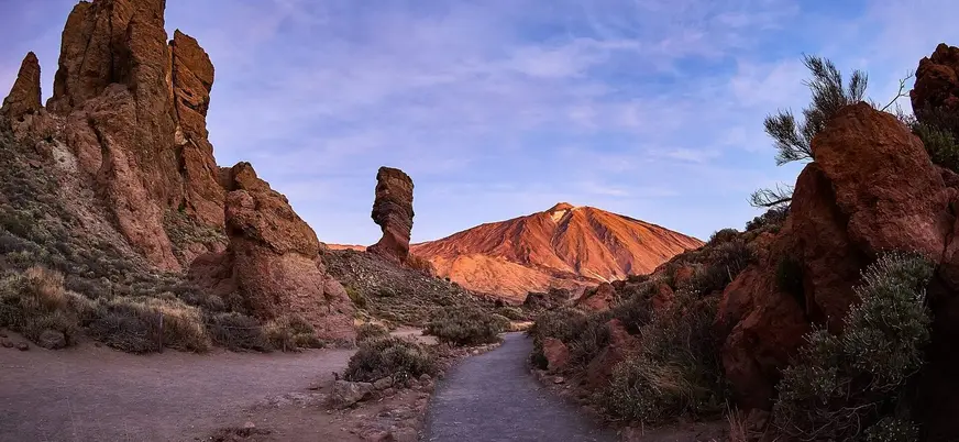 Sendero hacia el Roque Cinchado y el Teide iluminados por el sol en Tenerife