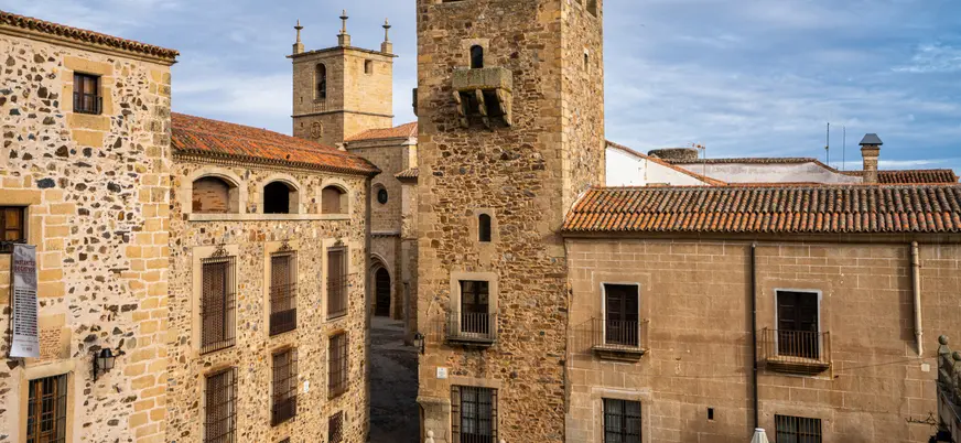Fachada de la Casa de los Becerra y torre de la Concatedral en Cáceres
