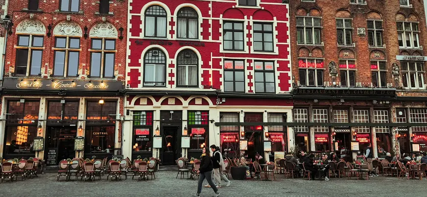 Fachadas y terrazas de cafés en la plaza principal del centro histórico de Brujas