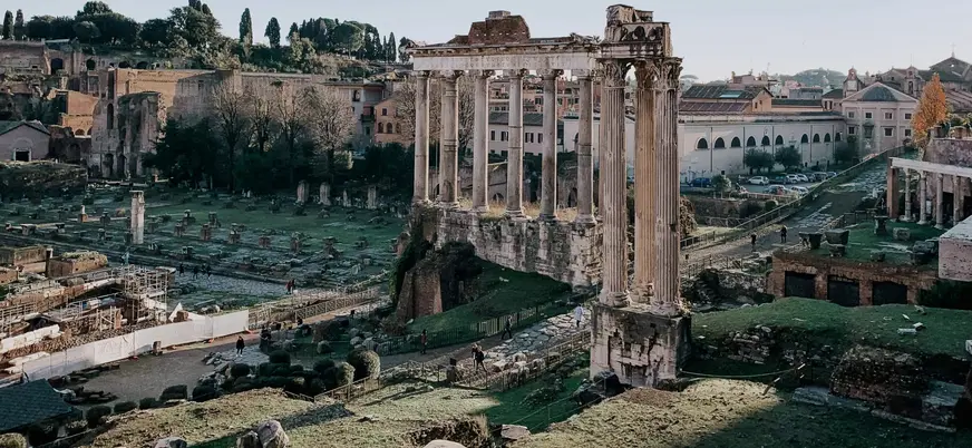 Ruinas del Foro Romano en Roma con las columnas del Templo de Saturno al amanecer
