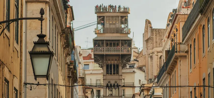 Elevador de Santa Justa visto desde una calle del centro de Lisboa