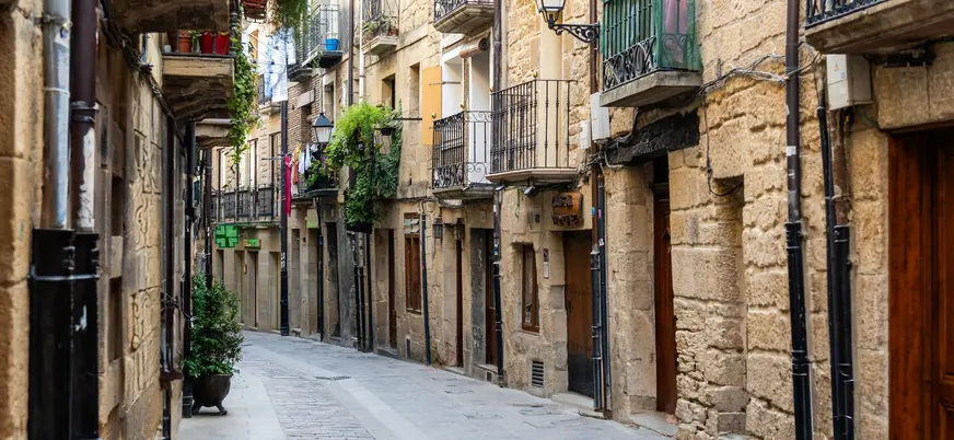 Calle histórica con casas de piedra y balcones en el casco antiguo de Logroño