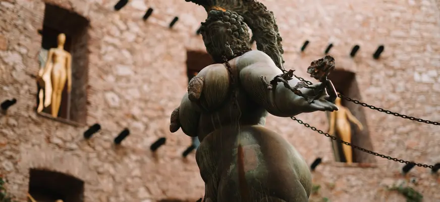 Escultura surrealista en el patio central del Museo Dalí de Figueres