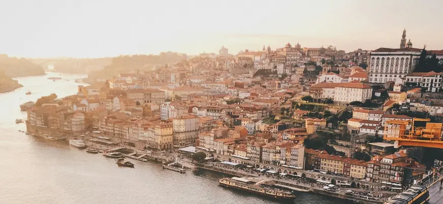 Vista panorámica de Oporto al atardecer sobre el río Duero y el barrio de la Ribeira.