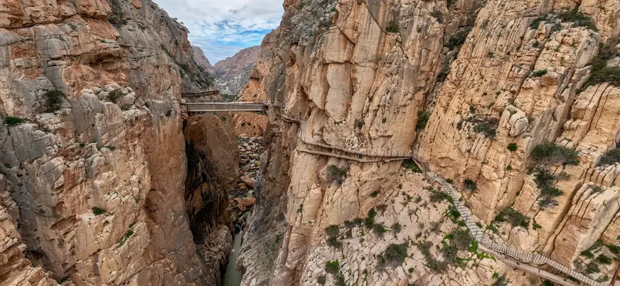 Panorámica del desfiladero y pasarelas ancladas a la roca en Caminito del Rey