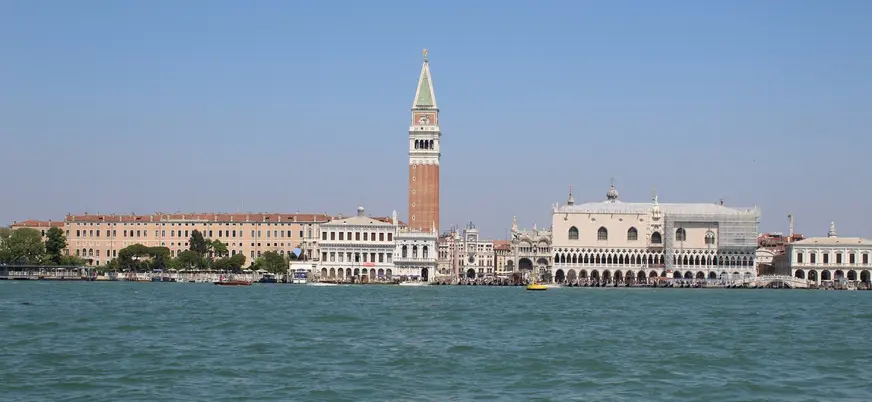 Panorámica del Palacio Ducal y el Campanile desde la laguna de Venecia