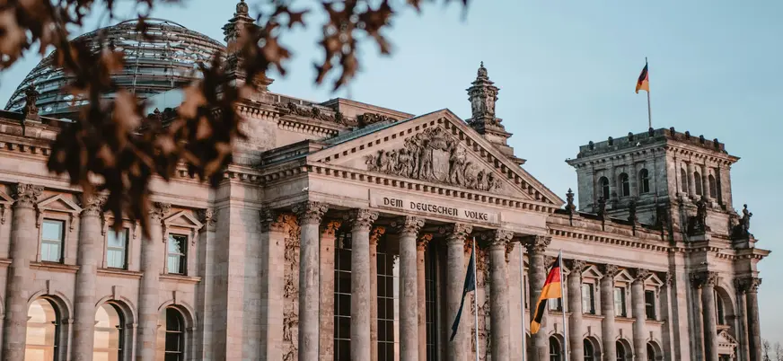 Fachada del Reichstag al atardecer en Berlín