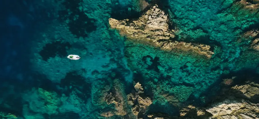 Vista aérea de un barco navegando en Mahón