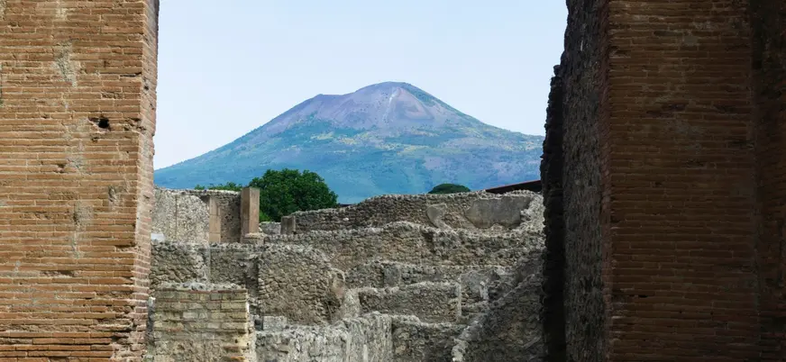 Restos de edificaciones de la ciudad de Pompeya, con el Vesubio de fondo