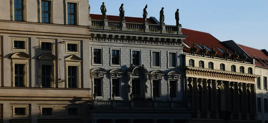Fachadas barrocas y neoclásicas históricas con estatuas en el tejado en el centro de Potsdam, Alemania.