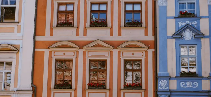 Fachadas históricas con colores vivos en el casco viejo de Praga