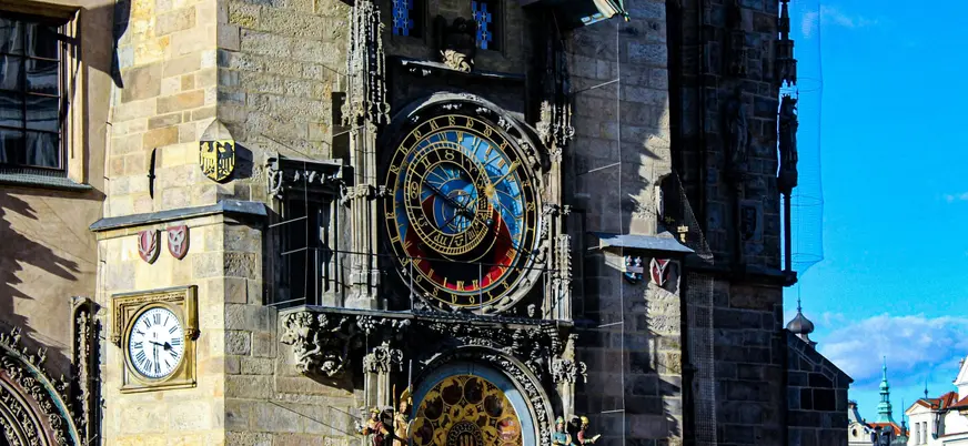 La torre del famoso Reloj Astronómico medieval en la Plaza de la Ciudad Vieja de Praga.