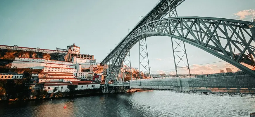 Puente de Don Luis I y el monasterio da Serra do Pilar sobre el Duero en Oporto.
