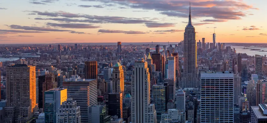 Skyline de Manhattan al atardecer con el Empire State, Nueva York, Estados Unidos