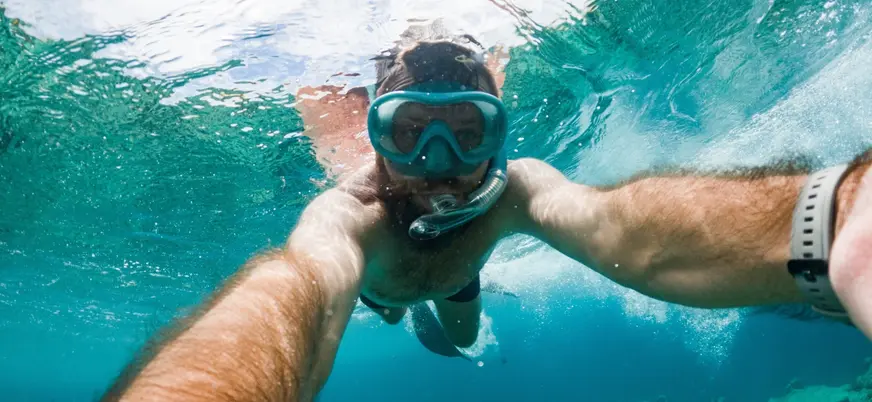 Hombre practicando snorkel en las aguas de Tenerife