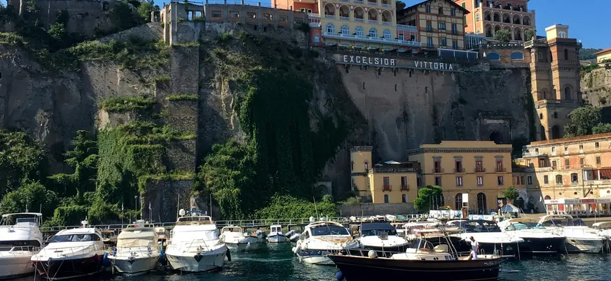 Vista del puerto de Sorrento con el Grand Hotel Excelsior Vittoria de fondo, un hotel de lujo