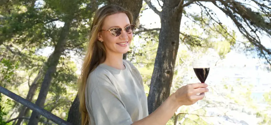Mujer tomando una degustación de vino en el bosque de Montjuïc