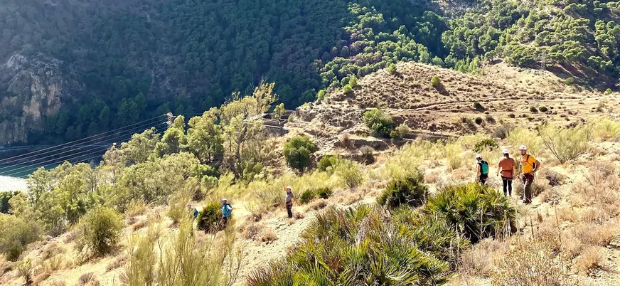 Senderistas bajando sendero de la vía ferrata Caminito del Rey, El Chorro