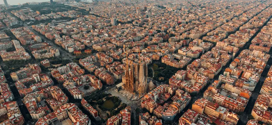 Vista aérea de Barcelona con la Sagrada Familia en el centro y el mar al fondo