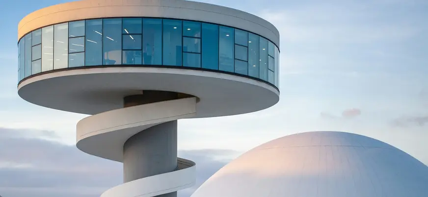 Cúpula y torre del Centro Niemeyer en Avilés