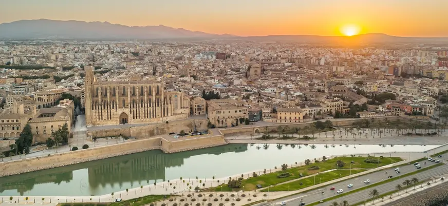 Vista aérea de la Catedral de Palma y el Parc de la Mar