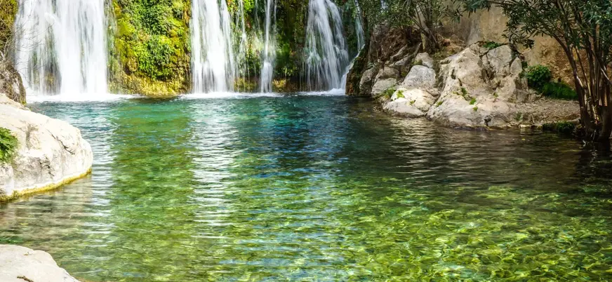 Cascadas y pozas de aguas cristalinas en las Fuentes del Algar, Callosa d'en Sarrià