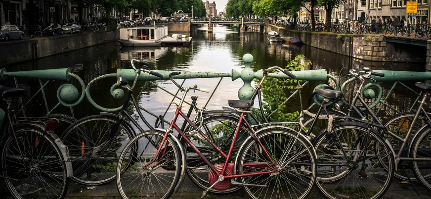 Bicicletas en el canal de Amsterdam