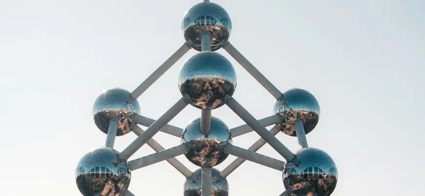 Atomium de Bruselas en Bélgica con sus esferas metálicas bajo un cielo despejado
