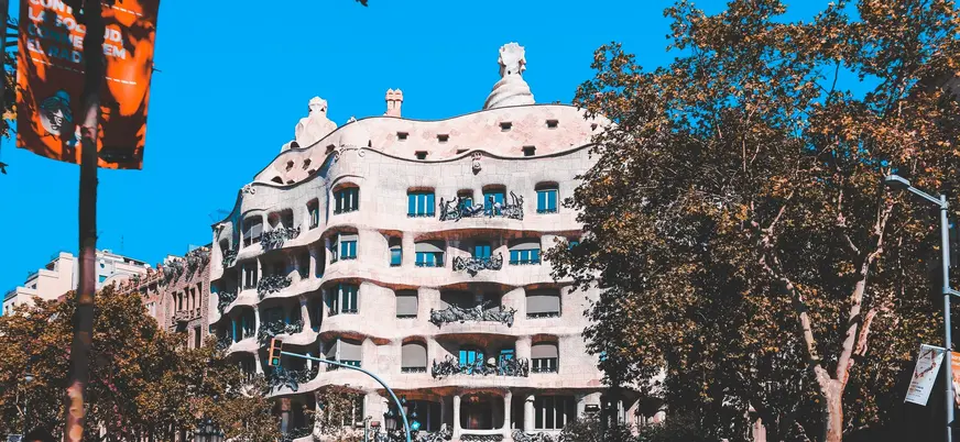 Fachada ondulada de La Pedrera, edificio modernista diseñado por Gaudí en Barcelona