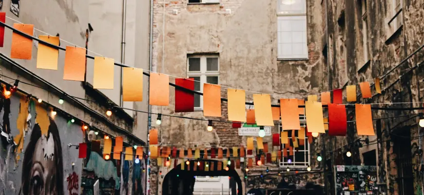 Callejón decorado con banderines y luces en el barrio alternativo de Berlín