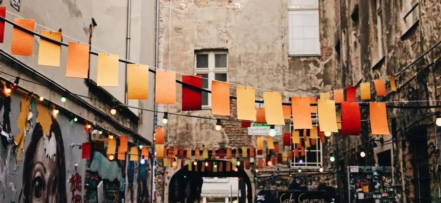 Callejón decorado con luces y banderines de colores en Berlín