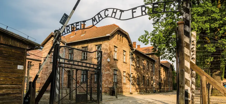 Puerta de entrada a Auschwitz I con el letrero "Arbeit Macht Frei"