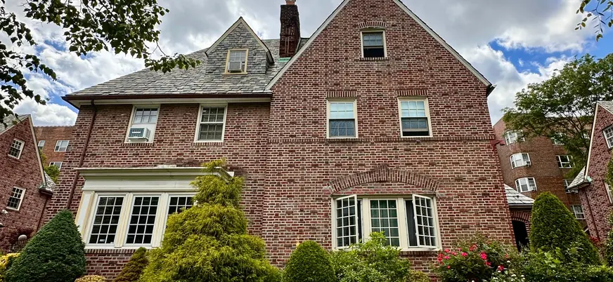 Casa residencial de ladrillo en Jackson Heights, Queens, Nueva York, Estados Unidos