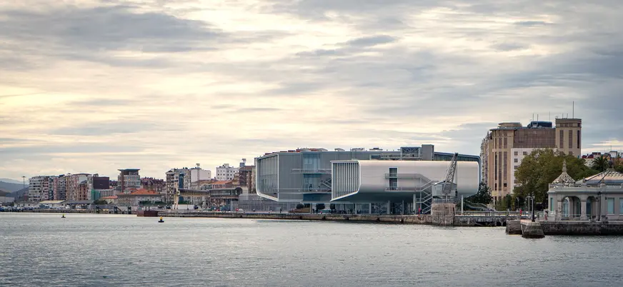 Arquitectura vanguardista del Centro Botín sobre la bahía de Santander